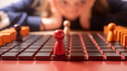 At the beginning, the pawns face each other and the obstacles are at the sides.