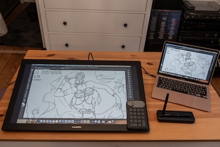 Das riesige Tablet benötigt nahezu meinen ganzen Arbeitsbereich.