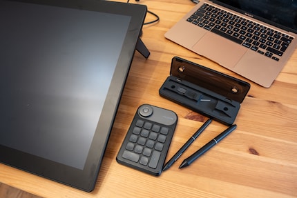 Beim Huion Kamvas Pro 27 fehlt es nicht an Zubehör. Sogar zwei Stifte sind mit dabei.