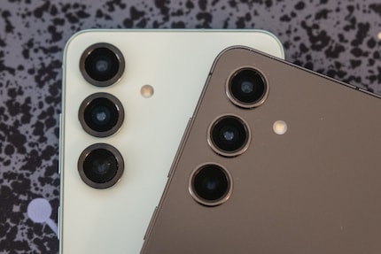 Only the lenses look different on the new Samsung Galaxy S25 (left).