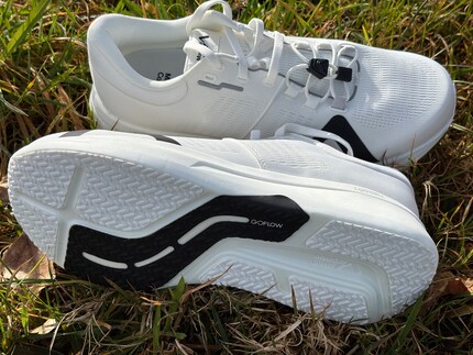 Especially durable soles and features for long distances: this is how the R1 from newcomer Mount to Coast presents itself.