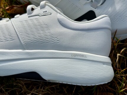 Lightweight yet stable: thanks to an insert in the lightweight midsole, the shoe doesn't feel spongy.