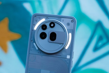 Die drei LEDs des sogenannten Glyph rahmen die Kamera-Sektion ein.