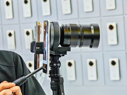 Switching to a different lens works just like with an SLR camera.