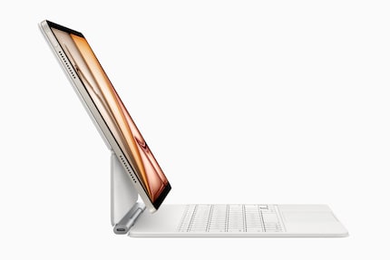 Das neue Magic Keyboard für das iPad Air bekommt ein grösseres Trackpad und Funktionstasten.