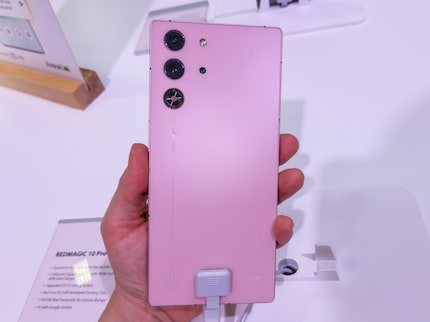 I like the shimmering pink colour just as much as the combination of an edgy case with it.