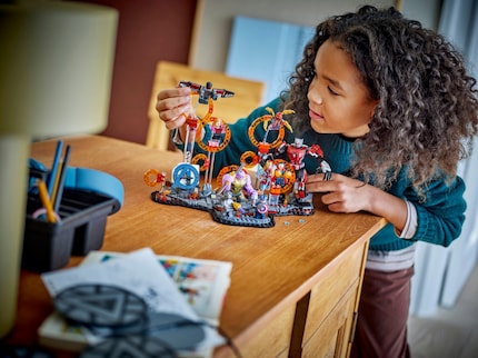 Is this how Lego pictures its target group and how it imagines the Marvel set will be used?