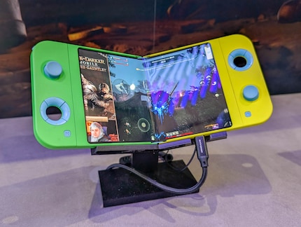 Das Gaming-Handheld bequem zusammenfalten.