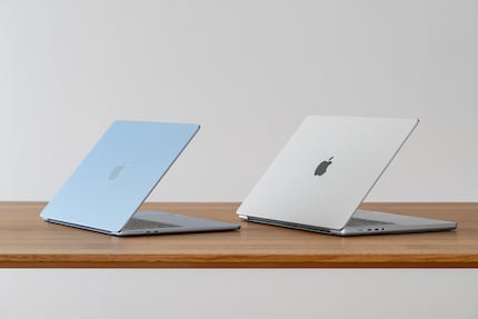 MacBook Air und MacBook Pro. Mac-Designer muss in letzter Zeit ein gemütlicher Job sein.