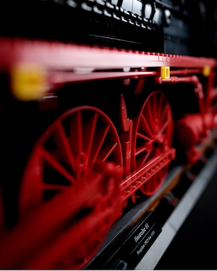 The red driving wheels and rods are faithfully reproduced.
