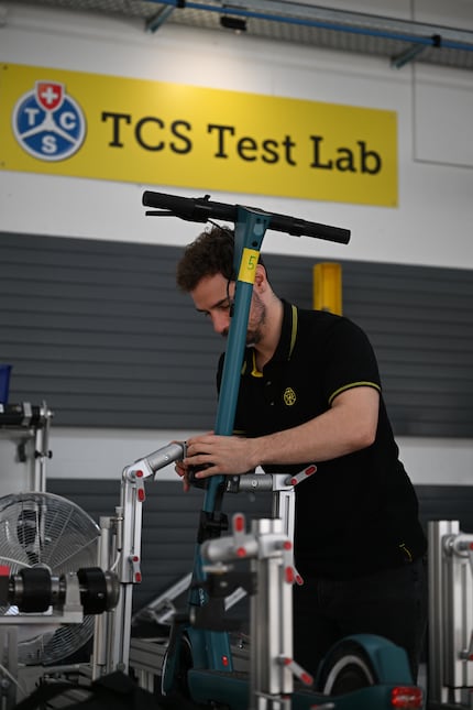 Sandro Capun from TCS Test&Technik attaches a test candidate to the test bench.