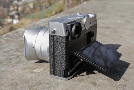For a camera without video function, a tiltable but not rotatable display is good enough for me.