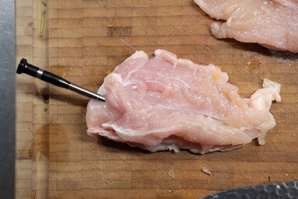 Die Sonde sollte etwas aus dem Fleisch ragen, damit der Fühler die Umgebungstemperatur messen kann.