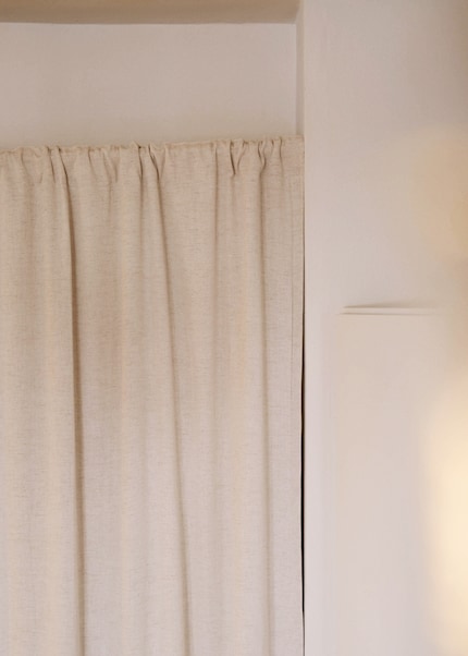 A straightforward and understated solution for your curtains: a telescope rail.