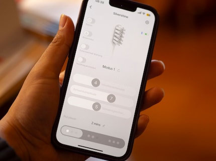 In der Laifen-App lassen sich die Intensität der Vibration, die Schwenkamplitude sowie die Schwenkgeschwindigkeit anpassen.