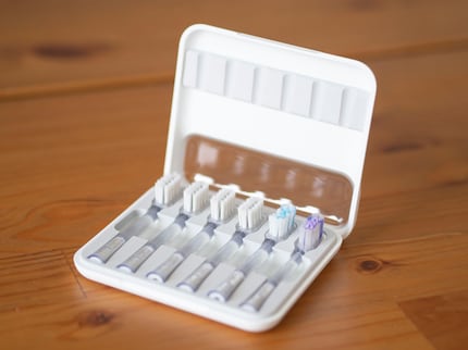 Zum Modell Titanium werden sechs statt drei Bürstenköpfe in einer futuristischen Aufbewahrungsbox mitgeliefert.