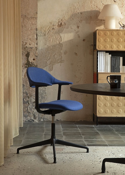 Apart from being chic, the office chair by Ronan Bouroullec also has a flexible seat.