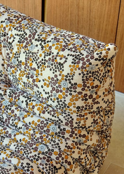 Thanks to the multi-coloured pattern, the armchair can blend seamlessly into many types of rooms.