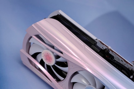The mother-of-pearl effect and glitter particles make the Atlantis graphics card something special.
