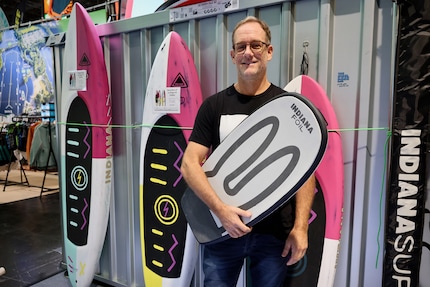 Maurus mit den Indiana-Pumpfoil-Boards auf der Boot.