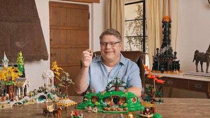 Sam actor Sean Astin grins mischievously into the camera.