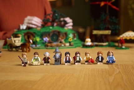 Nine figures are included in the set.