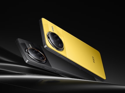 The Poco F7 Ultra comes in black and yellow.
