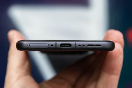 Geladen wird über USB-C oder kabellos.