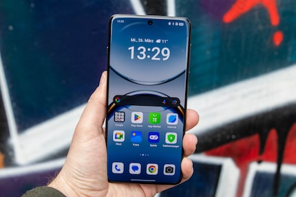 Das Display des Find X8 Pro hat abgerundete Kanten.