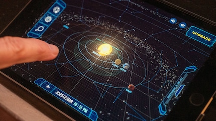 Wir schauen uns die Lage der Planeten in der App Solar System Scope an.