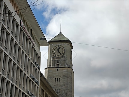 3x optical zoom brings the tower perfectly into view.