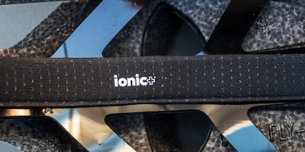 In den Helm ist das ionic+ schweissableitende Polster eingearbeitet.