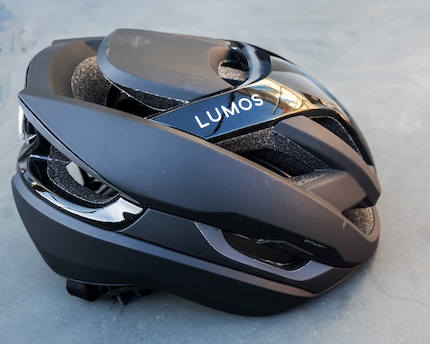 Die 14 Lüftungsschlitze am «Ultra Fly Pro MIPS» von Lumos sind so designt, dass sie für eine möglichst optimale Belüftung sorgen.