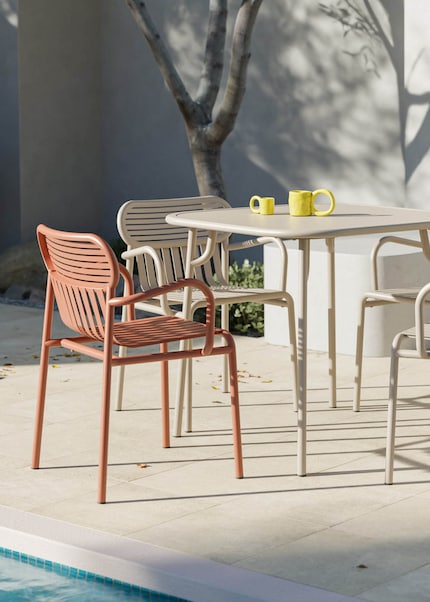 The garden chair with French flair offers a relaxed sitting position with its seat height of 45 cm.