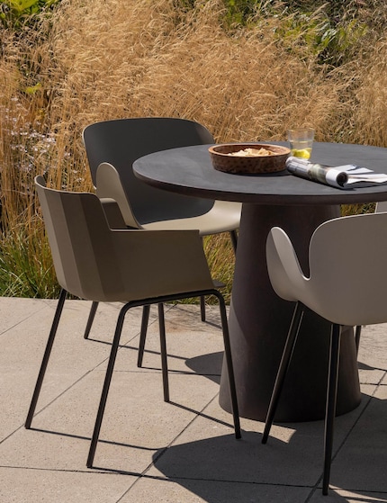 With a height of 80 cm and a width of 53 cm, it is compact yet cosy.