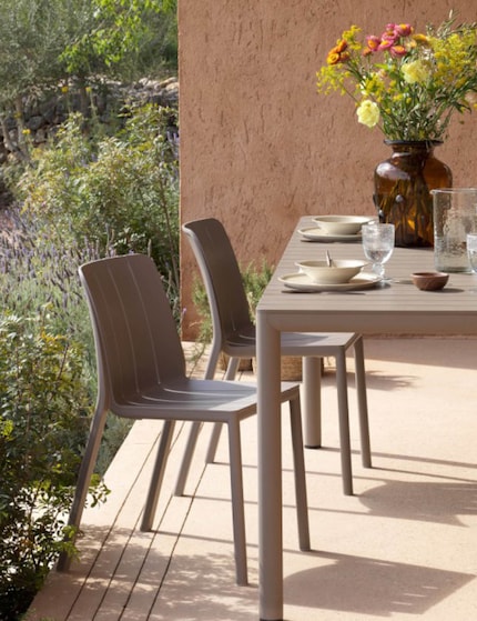 The grey-beige-coloured chair weighs around 3.6 kg, making it easy to handle.