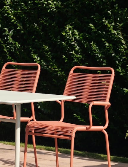 The versatility of the spaghetti chair can be seen in the different designs and seat heights.