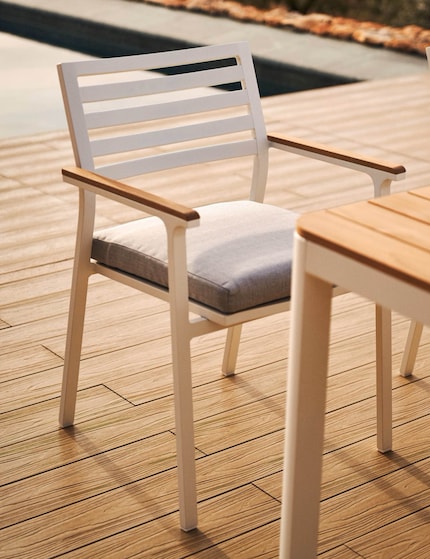 With a seat height of 45 cm, this design provides a comfortable seating position for the dining area.