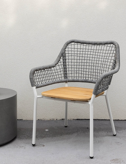 With a seat height of 59 cm, the armchair is in the upper range, making it particularly comfortable for taller people.