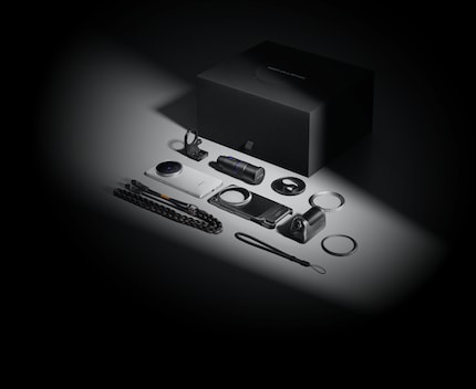 Der Inhalt des Photographer Kit neben dem Vivo X200 Ultra.