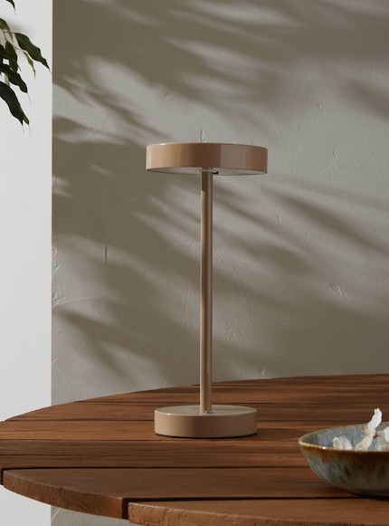 Back to the 70s: Klare Formen, sanfte Beleuchtung und ein tiefes Braun definieren dieses Design.