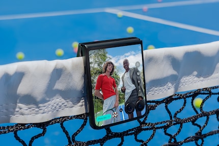 Mit seinem Scharnier lässt sich das Klapp-Smartphone vielfältig aufstellen.