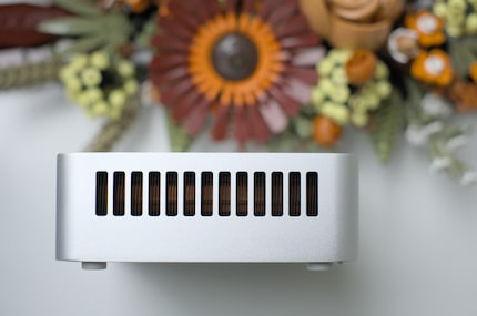 Die Lüftungsschlitze helfen der NUC auch ihre Leistung zu erreichen.