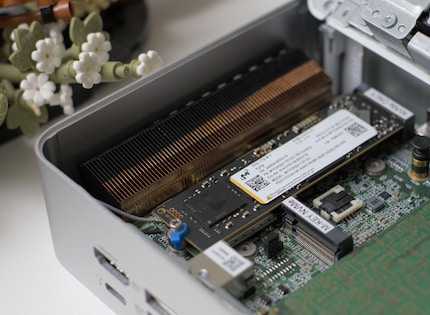 Gar zwei M.2-SSDs passen ins kleine Gehäuse.