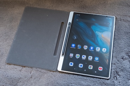 The stylish cover protects the tablet and can also be used as a stand.
