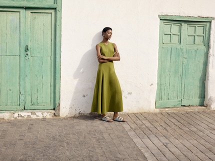 The sandal even goes well with elegant dresses.