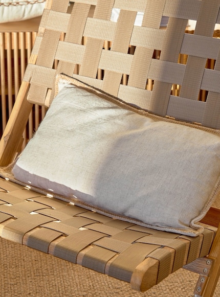 Ob im Wohnzimmer oder auf dem Balkon – die handgeflochtene Sitzfläche lädt zum Entspannen ein.