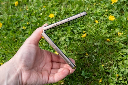 The hinge is robust at every angle and doesn’t shake.