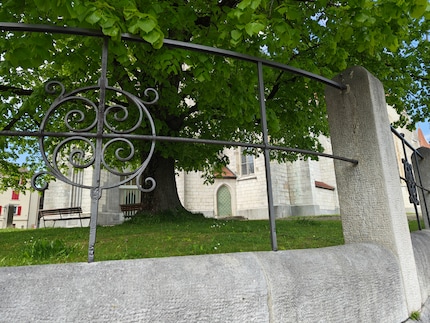 Here’s the church gate in all its glory.