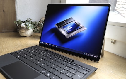 Mit dem Surface Pro Flex Keyboard for Business kannst du die Tastatur sogar vom Gerät getrennt nutzen.